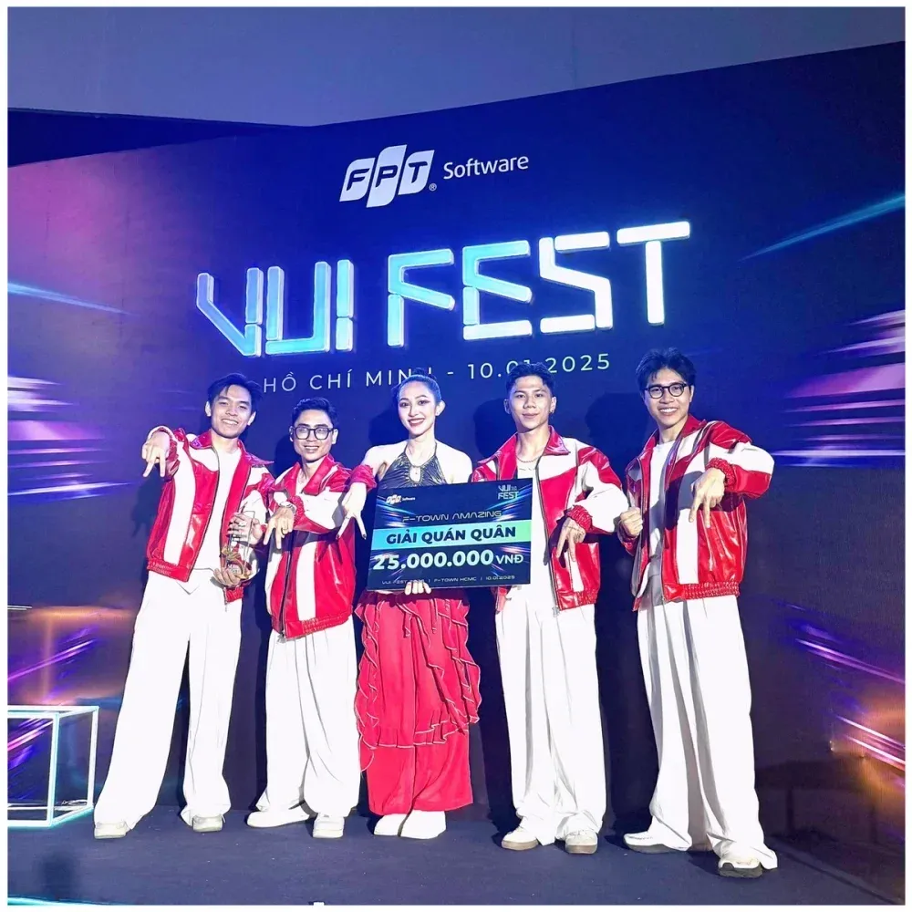 Kien Pham and the Vui Fest team celebrating together